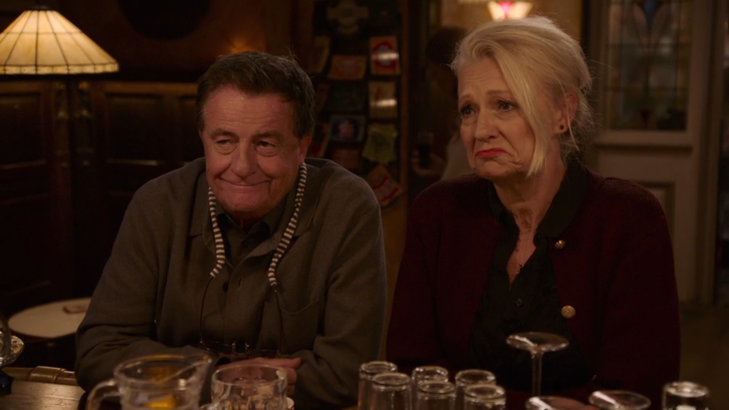 Elly is teleurgesteld als Henk niet direct Sinterklaas wil spelen